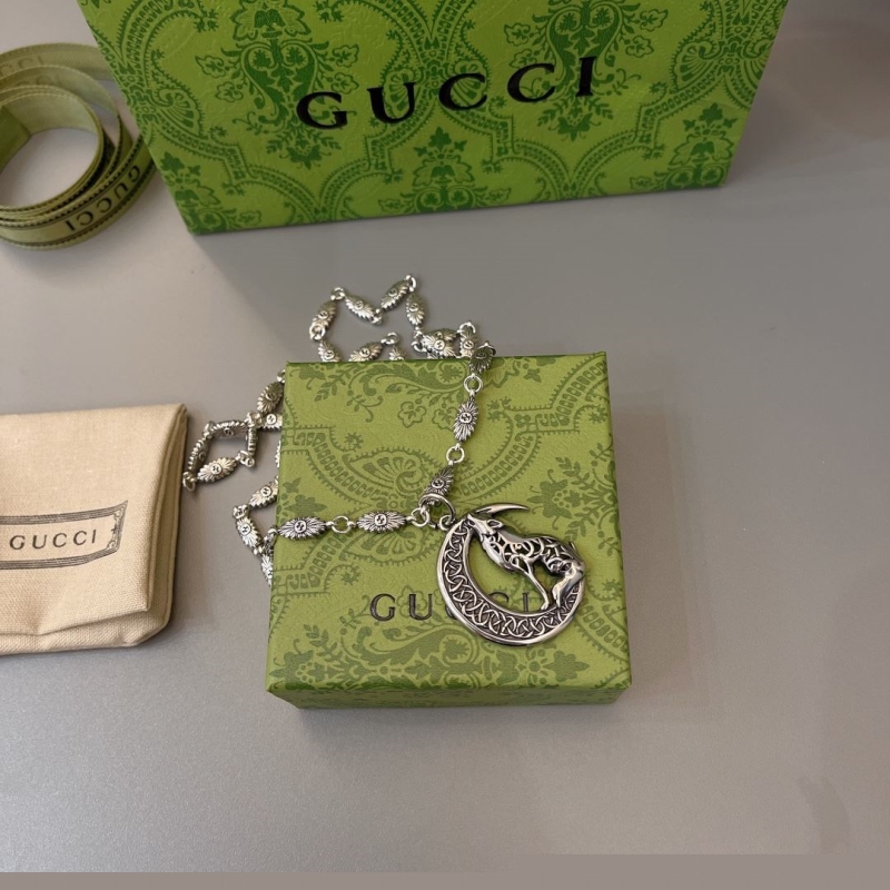 G*u*i necklaces